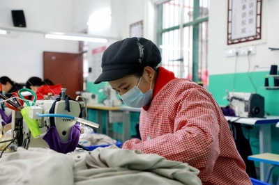 上林縣 服裝廠開在家門口，村民就業(yè)有保障